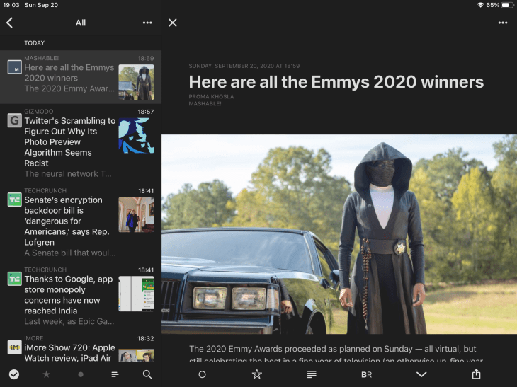 App de Reeder 4 para iPad mostrando modo nocturno