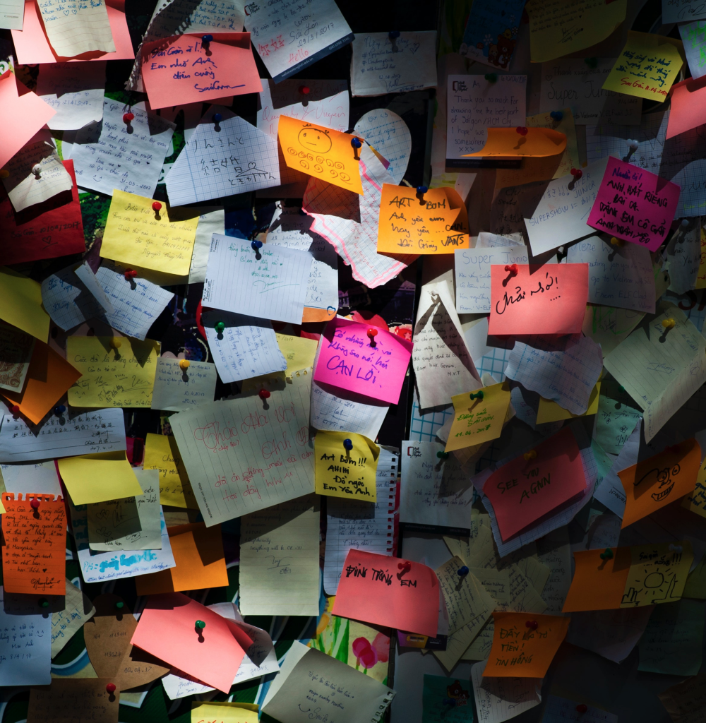 Muchas notas pegadas en una pared de manera abrumadora.