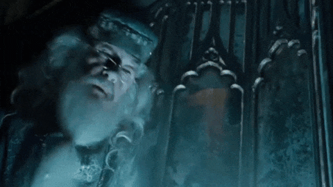 Dumbledore extrayendo sus ideas en el "Pensadero".